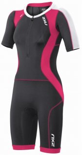 Женский стартовый костюм 2XU черный с розовым с удлиненными рукавами на груди молния артикул WT3618d INK/CHP