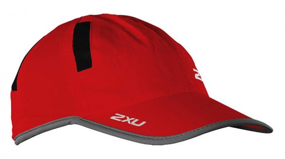 Кепка 2XU Running Cap артикул UR1188f FSC/CHR красная с белым логотипом и серой окантовкой