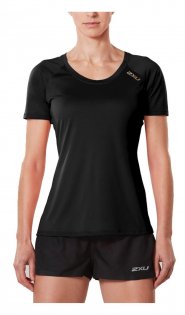 Женская футболка 2XU GHST Short Sleeve Tee W WR4273a BLK/GLD черная с золотым лого, фото на модели