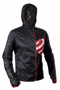 Куртка Compressport Trail Hurricane Jacket артикул WSTR-LS99 черная с капюшоном, логотип на груди