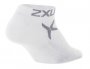 Носки 2XU Performance Low Rise W артикул WQ1904e WHT/MNG белые с серым логотипом, фото со стороны пятки №2
