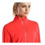 Женская куртка Saucony Vitarun Jacket W артикул SA81628 VR красная, воротник-стойка с защитой от молнии №2