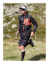 Куртка Compressport Trail Hurricane Jacket артикул WSTR-LS99 черная, фото на бегуне в горах №2