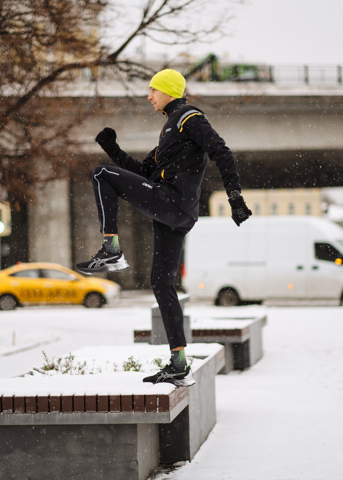 Как подобрать одежду для бега зимой и тренировок в межсезонье. Как правильно спланировать свой день? Как выбрать беговую одежду и обувь для старта?